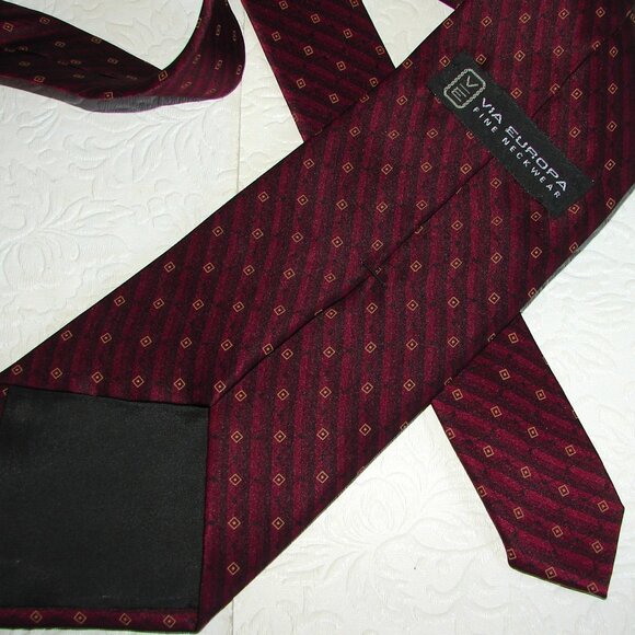 NEW Via Europa SILK TIE, Classy Dark Red Geometric, 56.5" NWOT - Picture 2 of 5